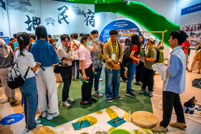 聚焦2024交流周|贊不絕口！多國(guó)師生共賞第六屆中國(guó)-東盟青少年藝術(shù)教育成果展